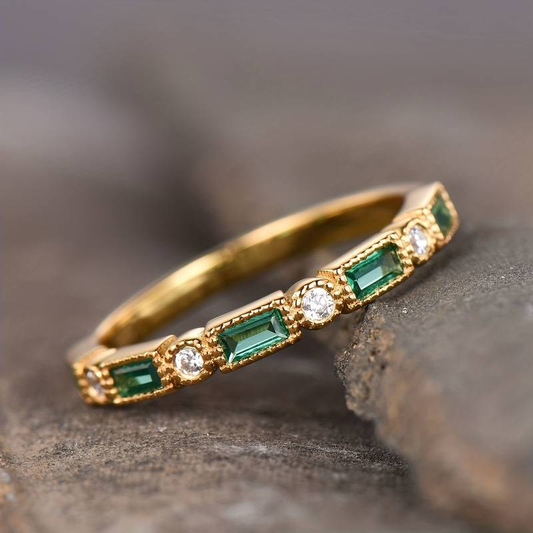 ALEX | Anillo dorado con circonitas verdes incrustadas